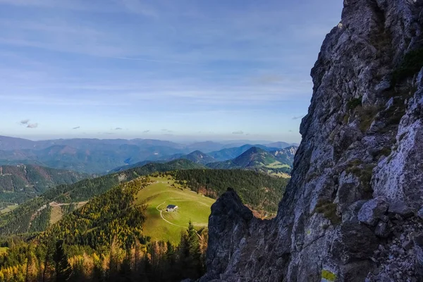 Úžasný Výhled Zelenou Louku Domem Při Pěší Túře Vysoké Hoře — Stock fotografie