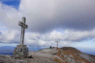 Aşağı Avusturya 'nın en yüksek dağlarında yürüyüş yapanlarla dolu bir zirve. İnanılmaz manzarası ve gökyüzü var.