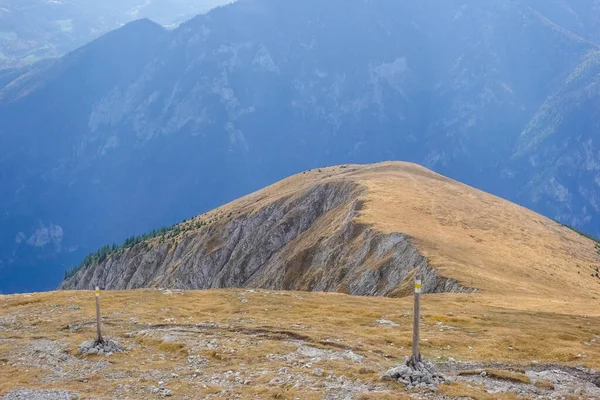 Colinas Suaves Com Gramíneas Marrons Topo Uma Montanha Áustria — Fotografia de Stock