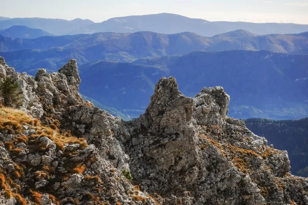 Vista Través Roca Afilada Valle Con Muchas Otras Montañas — Foto de Stock
