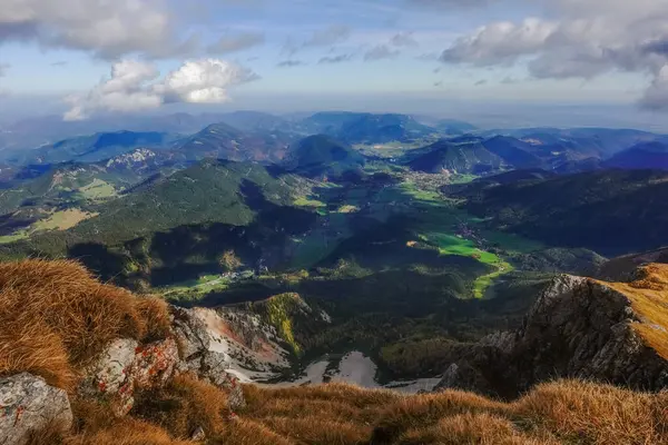 Geweldig Weids Uitzicht Een Heuvelachtig Berglandschap Een Geweldige Lucht Tijdens — Stockfoto