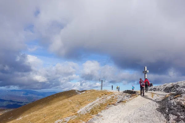 Множество Туристов Самой Высокой Горе Нижней Австрии Рядом Вершиной Креста — стоковое фото