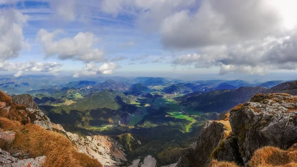 Úžasný Široký Pohled Kopcovitou Horskou Krajinu Úžasné Nebe Během Turistiky — Stock fotografie