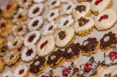 Bir sürü tatlı, taze noel kurabiyesi serpiştirilmiş ve şekerli.