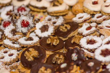 Fındıklı ve çikolatalı taze Noel kurabiyeleri.