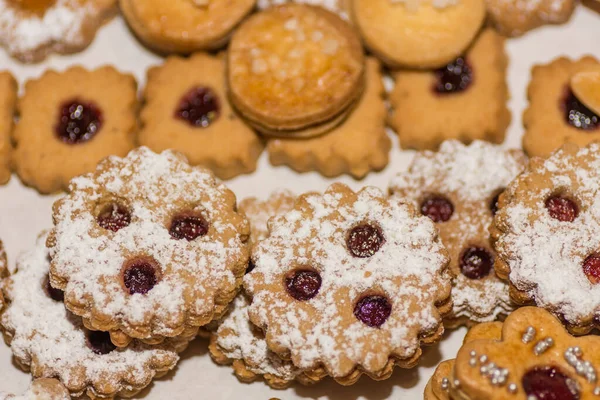 Marmeldade ve şekerli farklı küçük noel kurabiyeleri.