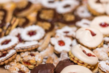 Noel ayrıntıları için fındıklı, çikolatalı ve marmelatlı farklı lezzetli noel kurabiyeleri.