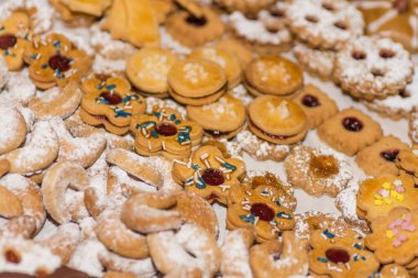Bir sürü lezzetli taze noel kurabiyesi serpiştirilmiş ve şekerli.