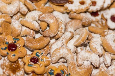 Kış manzarasında farklı noel kurabiyeleri.