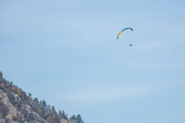 Enkele Paraglider Blauwe Lucht Buurt Van Een Hoge Berg Herfst — Stockfoto