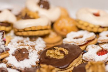 Noel ayrıntıları için çikolata ve fıskiyeli lezzetli kurabiyeler.