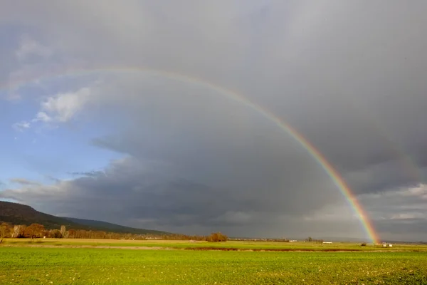 Increíble Arco Iris Nubes Lluvia Oscura Sobre Campos Verdes Invierno — Foto de Stock