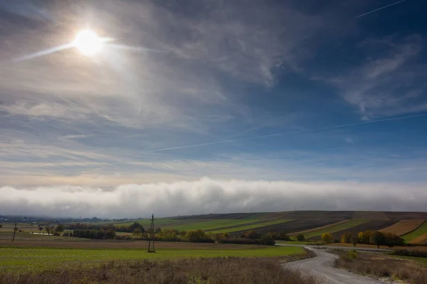 Сяюче Сонце Блакитному Небі Над Білою Стіною Густого Туману Землі — стокове фото