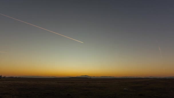 夕阳西下 在五彩斑斓的天空中 与发光的飞机擦肩而过 — 图库视频影像