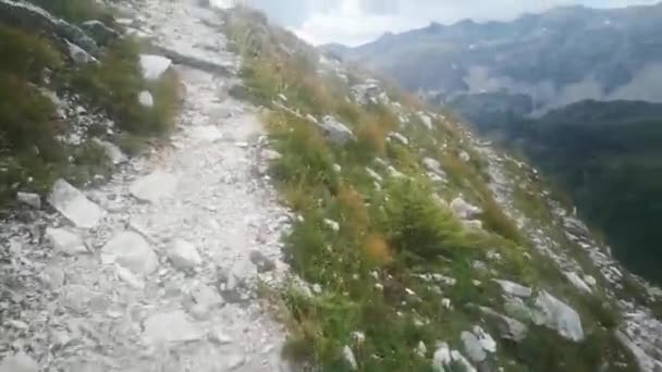 Senderismo Sobre Pequeño Sendero Una Montaña Empinada Con Hermosas Vistas — Vídeos de Stock