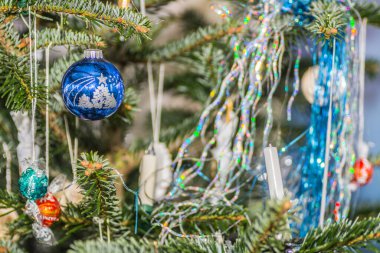 Noel ağacında süslemek için bir sürü renkli şey var.