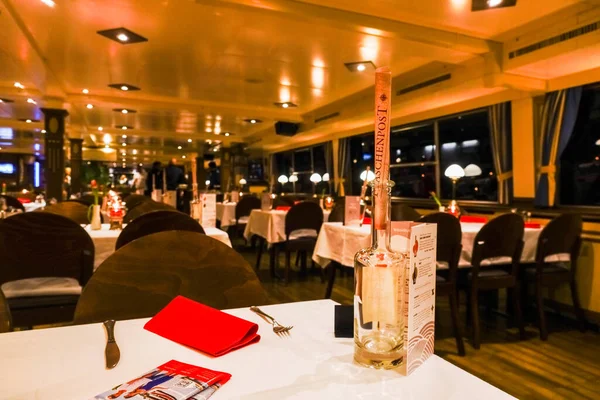 在维也纳的一艘船上把酒瓶和桌子放在花生酱上 — 图库照片