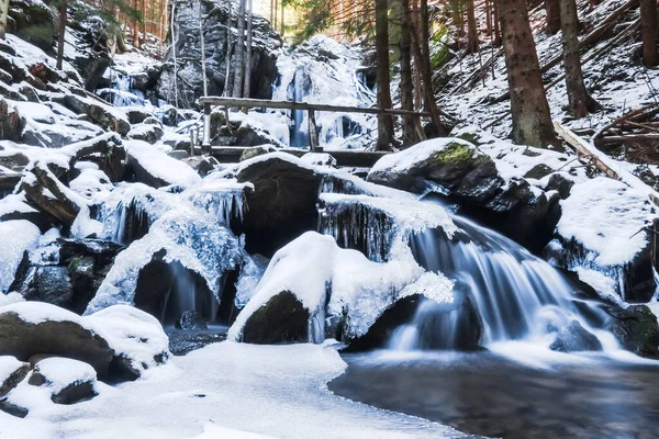 Zamarznięte Wodospady Drewnianą Poręczą Lesie Podczas Wędrówek Zimą — Zdjęcie stockowe