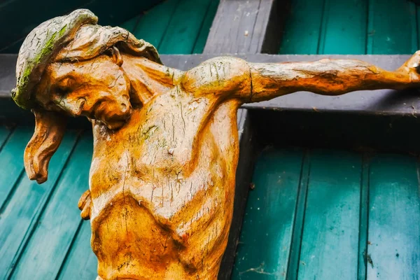 Oud Houten Jezus Standbeeld Bij Een Kruising Tijdens Het Fietsen — Stockfoto