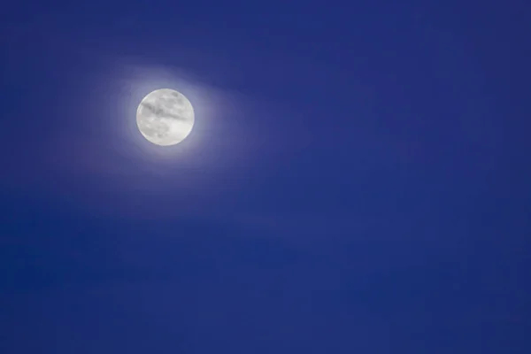 Lua Brilhante Com Nuvens Suaves Céu Durante Hora Azul Vista — Fotografia de Stock