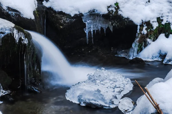 Замечательная Ледяная Вода Время Похода Лесу Зимой — стоковое фото