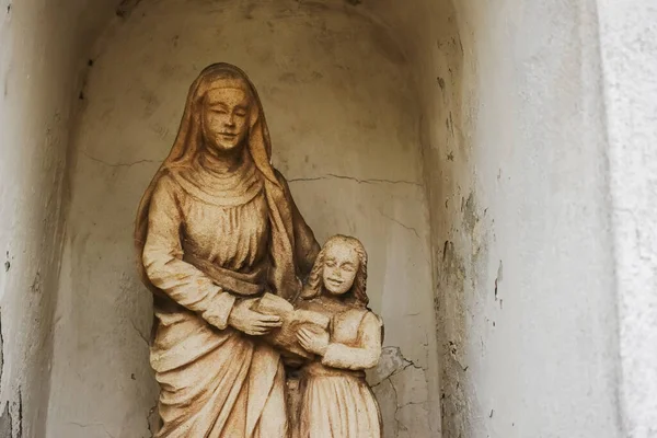 Vecchio Santuario Lungo Strada Con Una Donna Bambino Che Leggono — Foto Stock