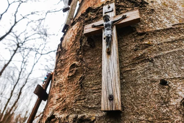 Einzelne Alte Holzkreuze Mit Jesus Auf Einem Baum Beim Wandern — Stockfoto