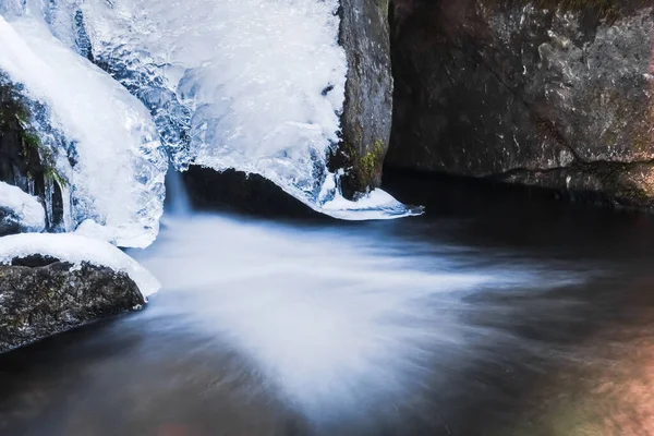 Гладкий Водопад Льдом Над Ручьями Лесу — стоковое фото