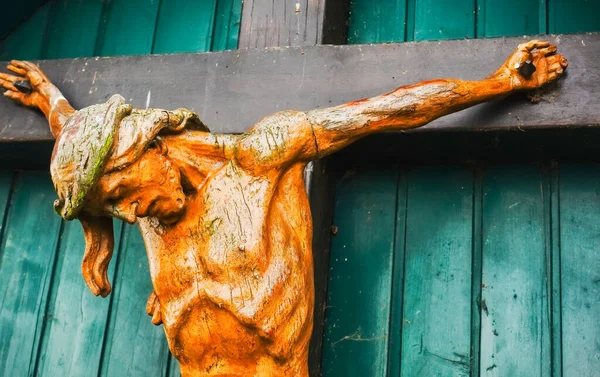 Alte Hölzerne Jesusstatue Von Einem Bildstock Einer Kreuzung — Stockfoto