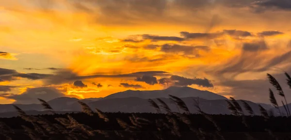 Verbazingwekkende Kleurrijke Wolken Aan Hemel Tijdens Zonsondergang Een Vlak Landschap — Stockfoto