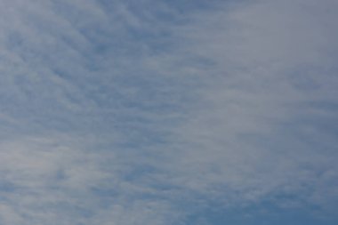 Baharda fırtınadan sonra mavi gökyüzünde yumuşak küçük bulutlar