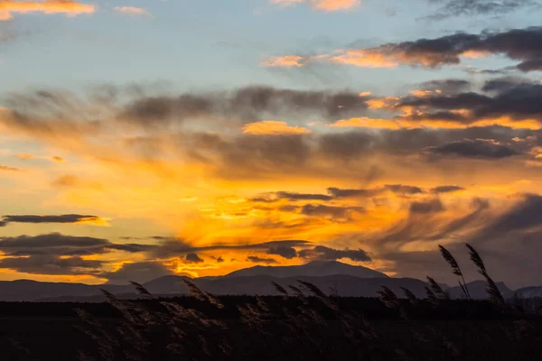 Удивительные Красочные Облака Небе Время Заката Плоском Ландшафте — стоковое фото