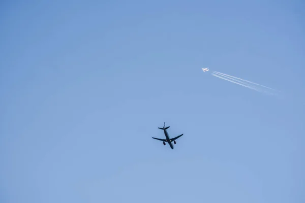 青い空に2機の飛行機が休暇中に — ストック写真