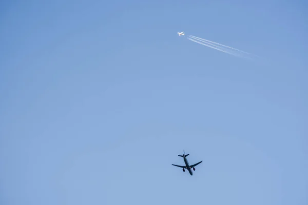 Zwei Verschiedene Flugzeuge Fliegen Unterschiedliche Richtungen Blauen Himmel Den Urlaub — Stockfoto