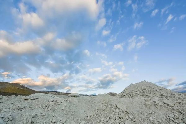 来自石灰采石场的白色岩石和小山 蓝天上有柔和的白云 — 图库照片