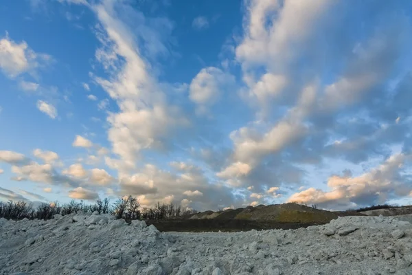 日落前 在石灰采石场的蓝天上 乌云密布 令人惊奇 — 图库照片