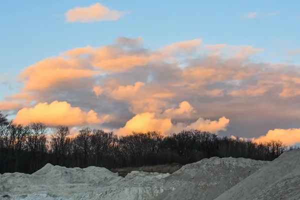 在一个白石灰采石场的日落时分 天空中令人惊叹的五彩斑斓的云彩 — 图库照片