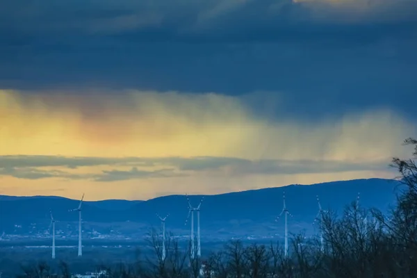 Обильный Дождь Время Заката Долине Ветряными Мельницами Весной — стоковое фото