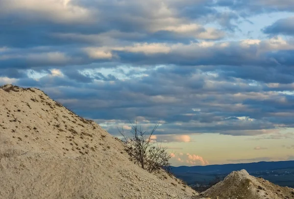 Kireç Ocağından Tepeler Gün Batımında Gökyüzünde Yağmur Bulutları — Stok fotoğraf