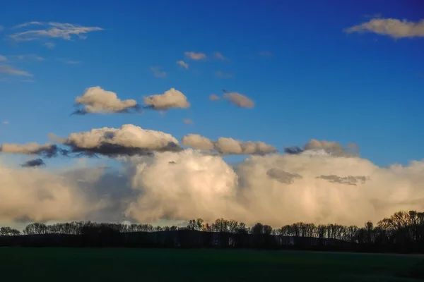 Gęste Chmury Burzy Ciemnoniebieskie Niebo Płaskim Krajobrazie — Zdjęcie stockowe