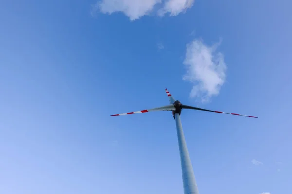 Einzelne Hohe Windräder Und Weiche Wolken Blauen Himmel Für Saubere — Stockfoto