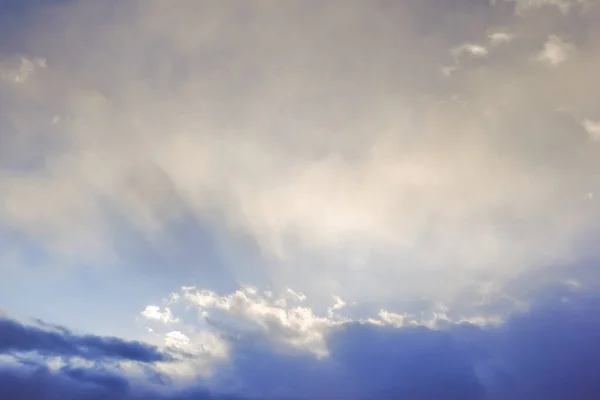 Wolken Und Wunderbare Sonnenstrahlen Nach Einem Sturm Mit Regen Frühling — Stockfoto