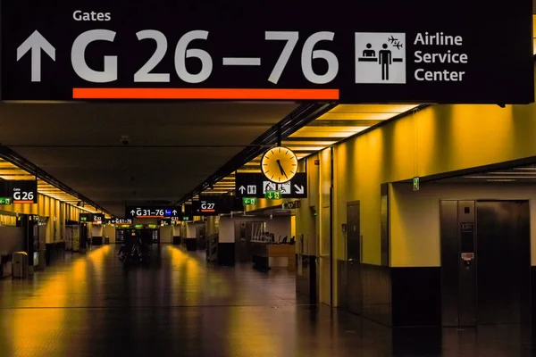 Muchos Letreros Iluminados Instrucciones Aeropuerto Por Mañana Vacaciones — Foto de Stock