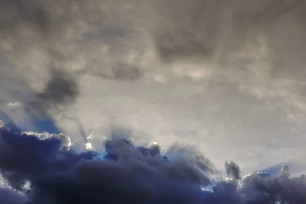 Rayons Soleil Provenant Nuages Denses Pluie Foncée Sur Ciel Après — Photo
