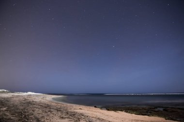 Mısırda kızıl gökyüzünde kumsallı mavi sıcak yıldızlı gökyüzü