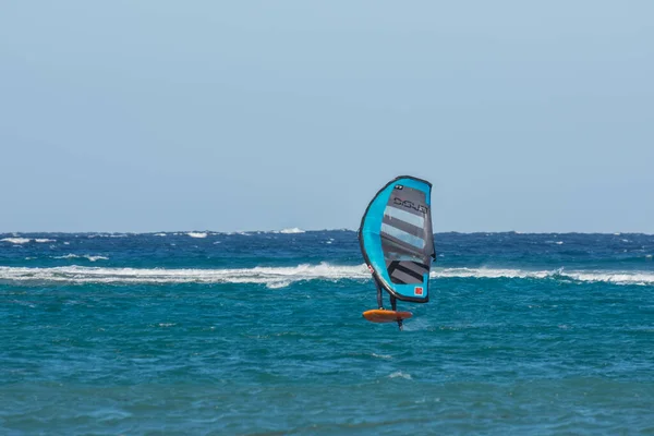 Solo Surfista Azul Agua Azul Del Mar Rojo Egipto — Foto de Stock