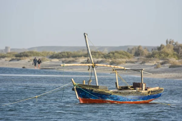 在海里的蓝色和红色的木制渔船 在埃及海滩上有两艘游手好闲的船 — 图库照片