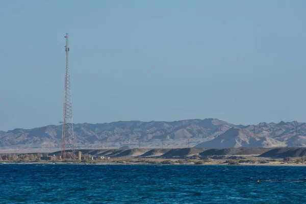 Wysoka Antena Plaży Głęboką Błękitną Wodą Wysokimi Górami Egipcie — Zdjęcie stockowe