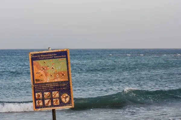 休暇でエジプトのビーチの紅海の情報シールド — ストック写真