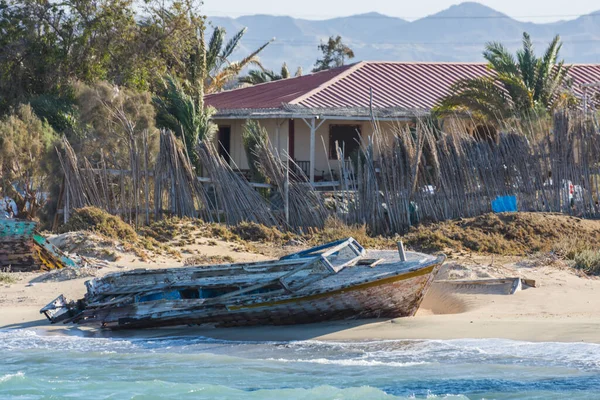 Velho Barco Madeira Abandonado Praia Com Uma Casa Egito — Fotografia de Stock